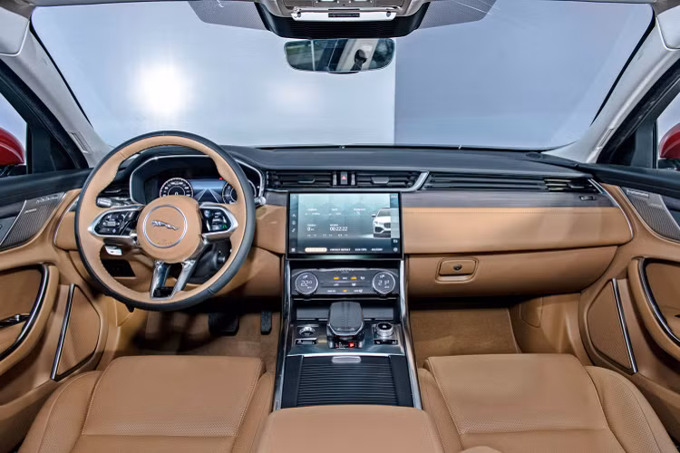 Ngoài ra, Jaguar XF 2021 còn có tùy chọn đèn trước LED Pixel với đèn ban ngày đặc trưng được trang bị công nghệ thông minh nhất của Jaguar để mang đến khả năng hiển thị tốt hơn nữa. Hệ thống chiếu sáng phía trước thích ứng tối ưu hóa chùm sáng theo tốc độ, vị trí và điều kiện thời tiết hiện tại.