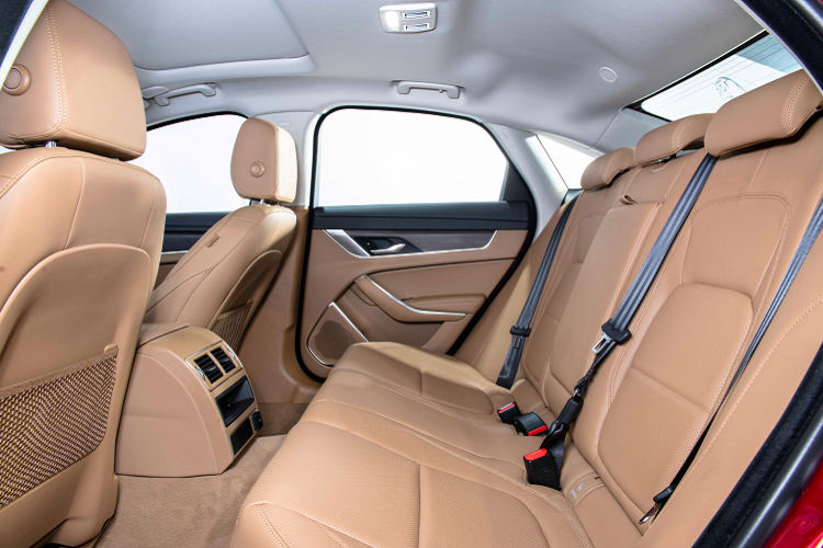 Jaguar XF mới sử dụng hệ thống treo thích ứng Adaptive Dynamics có thể điều chỉnh phản ứng của XF để phù hợp với điều kiện và từng phong cách lái xe. Bằng việc phân tích khả năng tăng tốc, vào cua, phanh và chuyển động của thân xe, XF sẽ điều chỉnh cài đặt bộ giảm chấn của hệ thống treo sao cho cân bằng tối ưu nhất giữa sự thoải mái và khả năng kiểm soát.