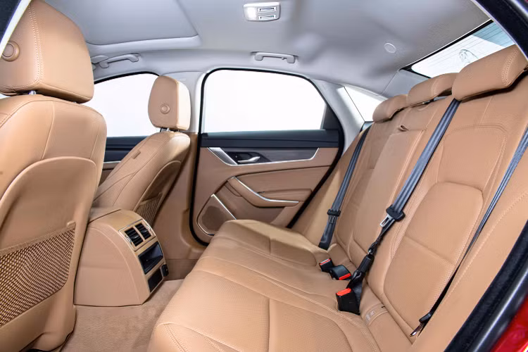 Jaguar XF mới sử dụng hệ thống treo thích ứng Adaptive Dynamics có thể điều chỉnh phản ứng của XF để phù hợp với điều kiện và từng phong cách lái xe. Bằng việc phân tích khả năng tăng tốc, vào cua, phanh và chuyển động của thân xe, XF sẽ điều chỉnh cài đặt bộ giảm chấn của hệ thống treo sao cho cân bằng tối ưu nhất giữa sự thoải mái và khả năng kiểm soát.