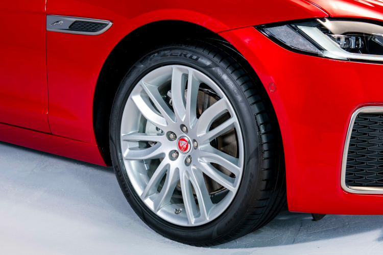 Nhìn chung, giá xe Jaguar XF 2021 mới có mức bán ra từ 3,1 – 3,49 tỷ đồng cao hơn nhiều so với các đối thủ trong phân khúc sedan hạng sng cỡ trung như Mercedes-Benz E-Class (2,31 – 2,95 tỷ đồng), BMW 5 Series (2,499 – 3,289 tỷ đồng) hay Lexus ES (2,540 – 3,040 tỷ đồng).