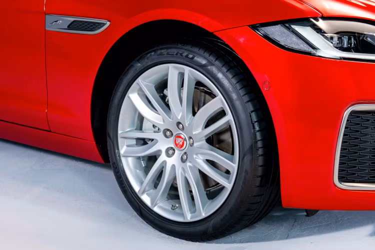 Nhìn chung, giá xe Jaguar XF 2021 mới có mức bán ra từ 3,1 – 3,49 tỷ đồng cao hơn nhiều so với các đối thủ trong phân khúc sedan hạng sng cỡ trung như Mercedes-Benz E-Class (2,31 – 2,95 tỷ đồng), BMW 5 Series (2,499 – 3,289 tỷ đồng) hay Lexus ES (2,540 – 3,040 tỷ đồng).