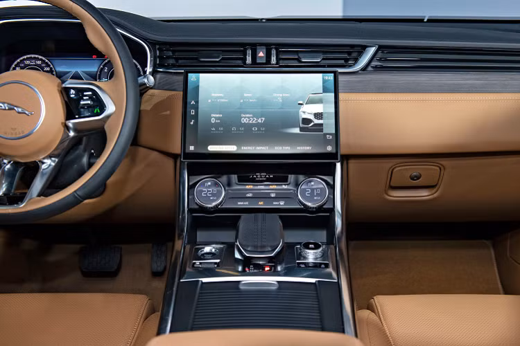 Khả năng tăng tốc từ 0-100 km/giờ trong 6,9 giây cho mẫu XF sử dụng hệ dẫn động cầu sau (RWD). Trong khi XF sản sinh công suất 300PS, sử dụng hệ dẫn động bốn bánh (AWD) có khả năng tăng tốc từ 0-100km/h trong 6,1 giây. XF có nhiều chế độ để người lái lựa chọn: Thể thao, Năng động và Mưa/Băng/Tuyết. Chế độ sau cùng là cấu hình lý tưởng cho thời tiết xấu nhờ khả năng điều khiển phân phối mô-men xoắn. Chế độ Thể thao mang lại dải vòng tua cao hơn và chuyển số tại vòng tua cao hơn.