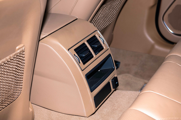 Ngoài ra, xe còn nhiều trang bị khác như Sạc điện thoại không dây. Công nghệ Loại bỏ Tiếng ồn Chủ động. XF cũng được trang bị gương chiếu hậu kỹ thuật số ClearSight, hệ thống kiểm soát hành trình thích ứng tự động duy trì khoảng cách đã đặt với xe phía trước.