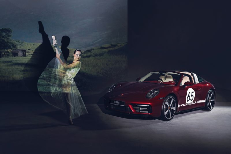 Đây là phiên bản có tính sưu tầm được phát triển cho biến thể Porsche 911 Targa thế hệ 992, mang tinh hoa thiết kế của những thập niên 50 và 60, đồng thời, là phiên bản đầu tiên thuộc chiến lược phát triển sản phẩm Heritage Design. Mẫu 911 Targa 4S Heritage Design được sản xuất giới hạn với 992 chiếc và mỗi chiếc đều mang số hiệu riêng, nhấn mạnh tính cá nhân của người sở hữu.