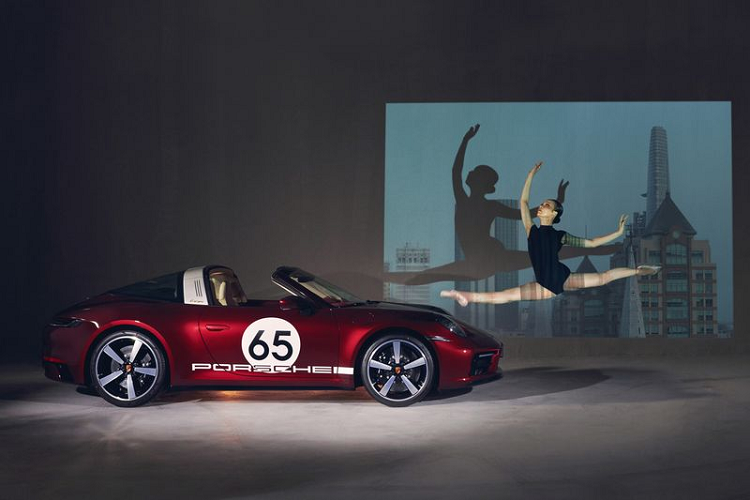 Chiến lược phát triển sản phẩm này đã từng được tiết lộ vào năm 2019 bằng sự ra mắt của biến thể 911 Speedster trang bị gói Heritage Design. Tại Việt Nam, giá xe Porsche 911 Targa 4S Heritage Design bán ra từ 11,59 tỷ đồng (đã bao gồm thuế nhập khẩu, thuế tiêu thụ đặc biệt, thuế giá trị gia tăng và gói dịch vụ địa phương). Theo công bố của hãng, 911 Targa 4S Heritage Design có mức tiêu thụ nhiên liệu kết hợp 9,7 lít / 100 km và lượng khí thải CO2 kết hợp là 222 g/km.