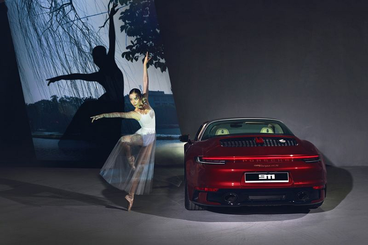 Thiết kế đậm chất thể thao kéo dài từ cụm đèn trước mang dáng dấp của những mẫu xe đua Porsche thời kỳ đầu. Dấu ấn của những câu chuyện lịch sử còn thể hiện ở huy hiệu Porsche Heritage thiết kế ở trên nắp động cơ sau, tương tự với chiếc huy hiệu được trao cho tay lái chiếc Porsche 365 sau khi chạm mốc 100.000 km.