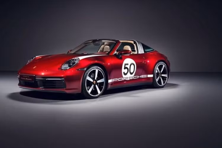 Tại Việt Nam, xu hướng sưu tầm xe trong giới mộ điệu đang phát triển mạnh mẽ, ngày càng nhiều khách hàng cầm lái những chiếc xe đặc biệt trên đường phố. Việc sở hữu 911 Targa 4S Heritage Design cho thấy khách hàng Việt Nam muốn hướng đến những trải nghiệm mới cùng với một mẫu xe thể thao, ở đây là sự gắn kết với di sản thương hiệu“. Ông Andreas Klingler, Tổng giám đốc Porsche Việt Nam chia sẻ.