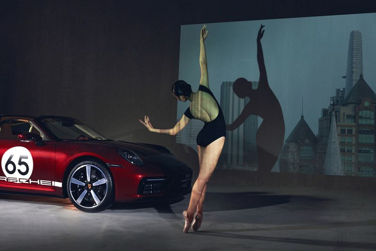 Nội thất tôn vinh những giá trị truyền thống được thiết kế với chất liệu da hai tông màu độc đáo, bao gồm đỏ Bordeaux hoặc đen phối cùng da OLEA màu be Atacama. Việc sử dụng vải nhung kẻ (corduroy) cho ghế ngồi và viền cửa tái hiện xu hướng thời trang của những thập niên 50. Vẻ đẹp cổ điển với sắc xanh lục làm điểm nhấn trên đồng hồ vòng tua và đồng hồ bấm giờ, cùng với mui mềm làm từ sợi Microtex (microfiber) và một loạt các chi tiết nội thất bọc da đều được thiết kế độc quyền bởi nhà máy Exclusive Manufaktur.