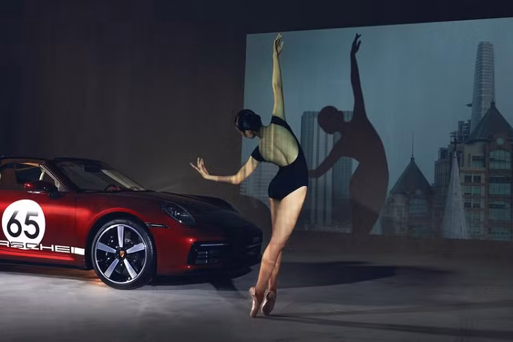 Nội thất tôn vinh những giá trị truyền thống được thiết kế với chất liệu da hai tông màu độc đáo, bao gồm đỏ Bordeaux hoặc đen phối cùng da OLEA màu be Atacama. Việc sử dụng vải nhung kẻ (corduroy) cho ghế ngồi và viền cửa tái hiện xu hướng thời trang của những thập niên 50. Vẻ đẹp cổ điển với sắc xanh lục làm điểm nhấn trên đồng hồ vòng tua và đồng hồ bấm giờ, cùng với mui mềm làm từ sợi Microtex (microfiber) và một loạt các chi tiết nội thất bọc da đều được thiết kế độc quyền bởi nhà máy Exclusive Manufaktur.