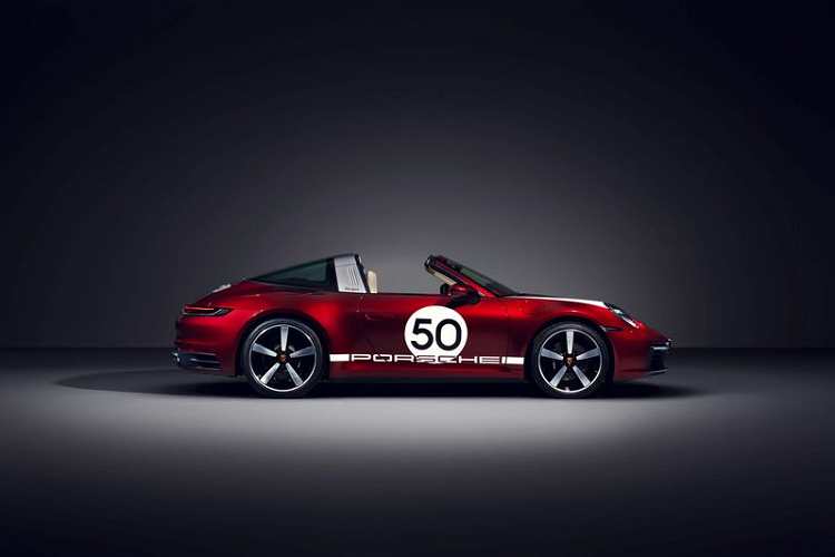 Điểm đáng chú ý trên mẫu xe Porsche 911 Targa 4S Heritage Design Edition là màu sơn ngoại thất quyến rũ Cherry Metallic kết hợp với logo vàng. Màu đỏ sẫm là màu ngoại thất rất phổ biến những năm 50, điển hình là các màu sắc của Porsche 356 cũng mang màu đỏ như Pascha Red, Ruby Red và Polyantha Red.