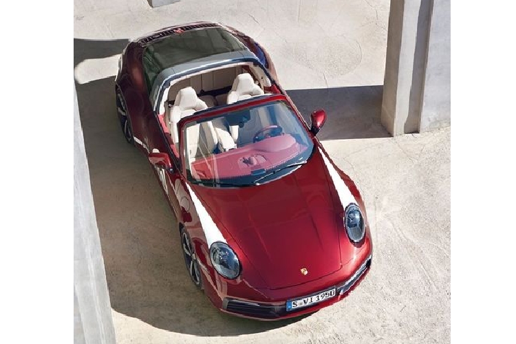 Sự giao thoa giữa truyền thống và hiện đại thể hiện trên huy hiệu Porsche lấy cảm hứng thiết kế từ năm 1963 đặt trên nắp ca-pô, vô-lăng, chính giữa các mâm xe và chìa khóa xe. Ngoài ra, dấu ấn lịch sử này cũng được dập nổi trên phần tựa đầu ghế và bọc chìa khóa bằng da. Các chi tiết ấn tượng khác trên phiên bản này là gá kẹp phanh màu đen đặc trưng, bộ mâm xe độc quyền Carrera Exclusive Design có kích thước 20 inch ở bánh trước và 21 inch ở bánh sau.