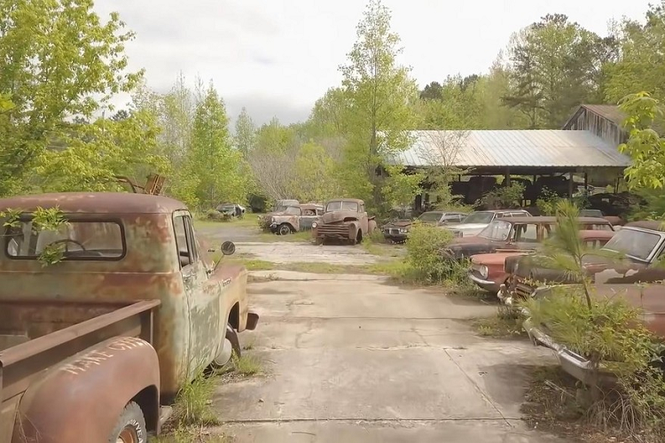 Bạn có thể ghé thăm bãi phế liệu này chỉ với giá vé vào cửa 20 USD. Giá vé chỉ là 10 USD đối với trẻ em từ 7 đến 12 tuổi, và miễn phí cho trẻ em từ 6 tuổi trở xuống. Nhưng bạn sẽ cần phải trả thêm 30 USD để chụp ảnh.