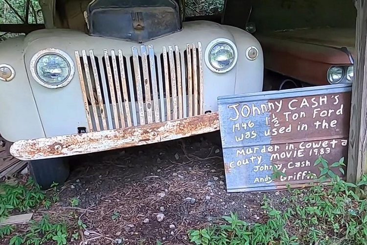 Ngoài những chiếc xe nổi tiếng, bãi phế liệu xe cổ này còn là nơi tập trung những chiếc ô tô được chế tạo từ những năm 1930 - 1980. Tuy nhiên, phần lớn trong số chúng dường như đến từ những năm 1950 và 1960, vì vậy về cơ bản nó là một thị trấn ma từ thời kỳ hoàng kim của ngành ôtô. Nhìn đủ kỹ và bạn sẽ phát hiện ra mọi cái tên quan trọng từ thời kỳ đó, cho dù là của General Motors, Chrysler hay Ford.