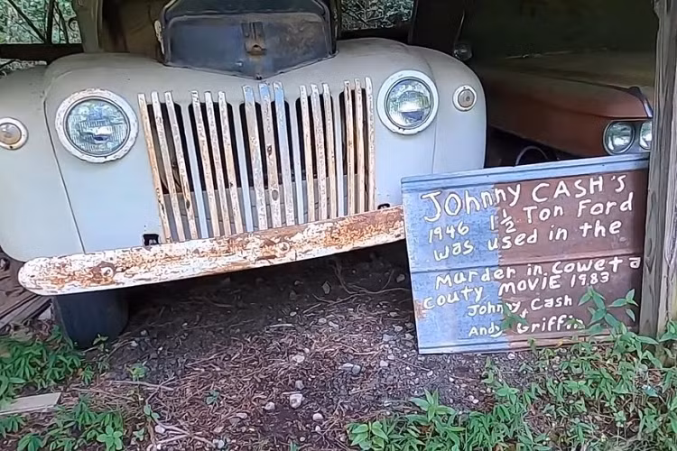 Ngoài những chiếc xe nổi tiếng, bãi phế liệu xe cổ này còn là nơi tập trung những chiếc ô tô được chế tạo từ những năm 1930 - 1980. Tuy nhiên, phần lớn trong số chúng dường như đến từ những năm 1950 và 1960, vì vậy về cơ bản nó là một thị trấn ma từ thời kỳ hoàng kim của ngành ôtô. Nhìn đủ kỹ và bạn sẽ phát hiện ra mọi cái tên quan trọng từ thời kỳ đó, cho dù là của General Motors, Chrysler hay Ford.