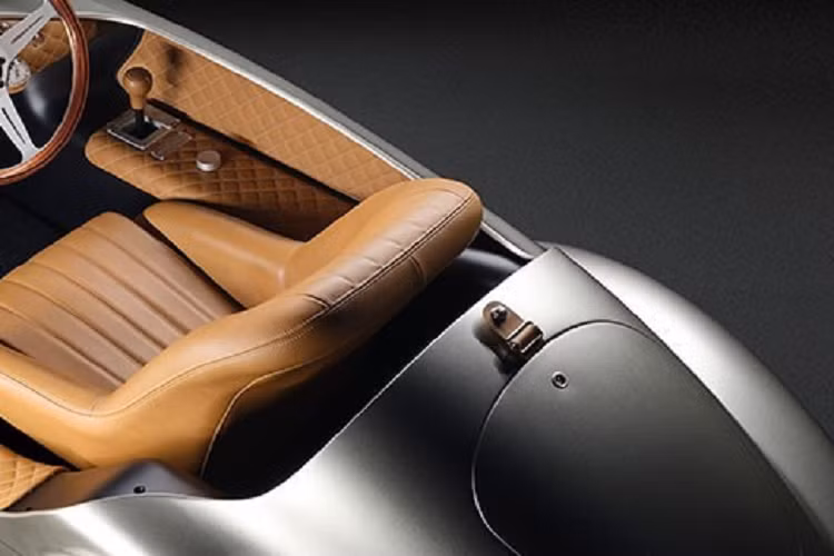 Một TV màn hình cong rộng cho phép người lái trải nghiệm cảm giác kích thích khi cầm lái những chiếc xe cổ điển trên những con đường và đường đua ảo. Là một phần của món hàng đấu giá, cỗ máy mô phỏng đua xe xa hoa sẽ bao gồm quyền truy cập vào eClassic Club, một cộng đồng trực tuyến dành cho những người đam mê sưu tập xe ôtô. 