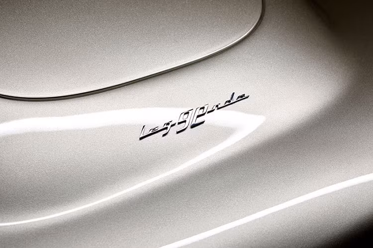 Nếu bạn có dư thừa kinh tế, một cỗ máy mô phỏng đua xe hiện đại được phát triển bởi nhà thiết kế Ý lừng danh Pininfarina sẽ được bán đấu giá vào tháng này tại Thụy Sĩ. Được tạo ra với sự hợp tác của The Classic Car Trust (TCCT), máy mô phỏng xe Leggenda Simulator đã được chế tạo để kỷ niệm 90 năm thành lập Pininfarina vào năm ngoái.