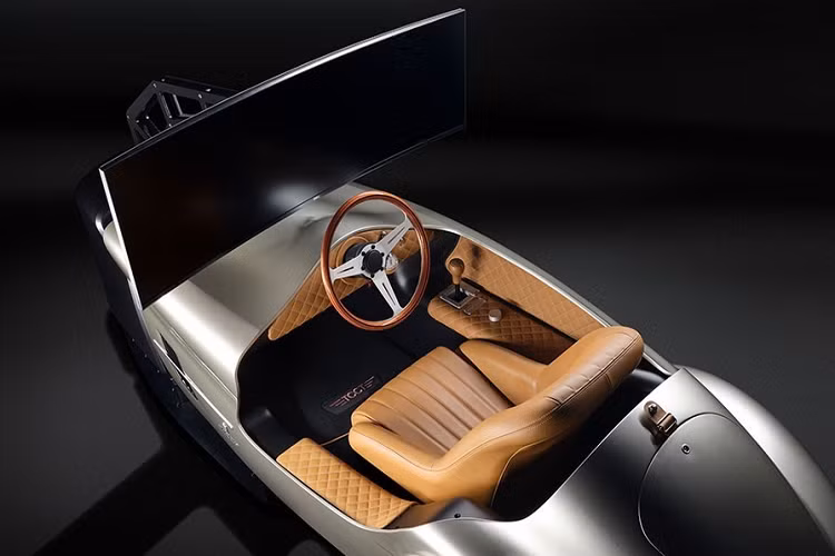 Để tôn vinh những chiếc xe thể thao cổ điển của thời đại, Leggenda Simulator có vô lăng bằng gỗ Nardi, cần số sàn, thiết lập ba bàn đạp, và đồng hồ đo thời gian Hanhart được tích hợp vào mặt táp lô. Hơn nữa, cabin còn bọc da Connolly màu Marrone Tobacco chất lượng cao, và tất cả đều được gói gọn trong thân vỏ ngoại thất mang màu Argento Vivo.