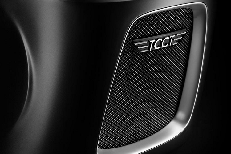 Là chiếc đầu tiên trong số 9 chiếc từng được sản xuất tại nhà máy của Pininfarina ở Cambiano, Ý, thiết kế của Leggenda Simulator được truyền cảm hứng bởi Cisitalia 202, một mẫu grand tourer 2 chỗ ngồi được thiết kế bởi Pininfarina vào những năm 1940, mặc dù nó chỉ có thể chứa một người. Như bạn mong đợi đối với một máy mô phỏng đua xe hiện đại đắt tiền như vậy, nhà sản xuất đã chú ý đến từng chi tiết một cách phi thường.