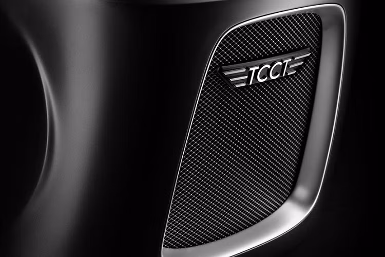 Là chiếc đầu tiên trong số 9 chiếc từng được sản xuất tại nhà máy của Pininfarina ở Cambiano, Ý, thiết kế của Leggenda Simulator được truyền cảm hứng bởi Cisitalia 202, một mẫu grand tourer 2 chỗ ngồi được thiết kế bởi Pininfarina vào những năm 1940, mặc dù nó chỉ có thể chứa một người. Như bạn mong đợi đối với một máy mô phỏng đua xe hiện đại đắt tiền như vậy, nhà sản xuất đã chú ý đến từng chi tiết một cách phi thường.