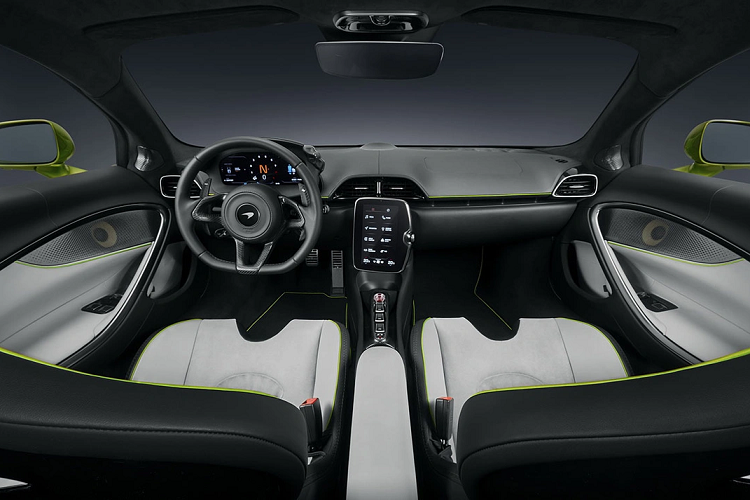 Bên trong, cabin được trang bị hệ thống thông tin giải trí và kết nối MIS II, với màn hình độ phân giải cao trên cả 2 đồng hồ đo. Màn hình trung tâm đặt nổi theo phương thẳng đứng, hỗ trợ Apple CarPlay hoặc Android Auto.