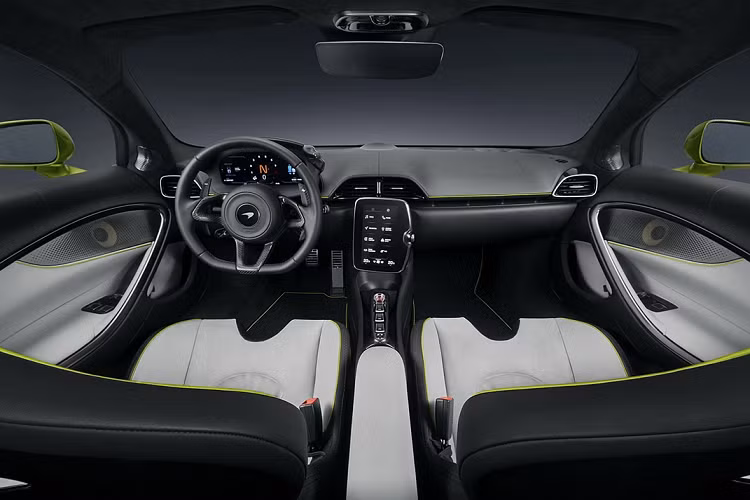 Bên trong, cabin được trang bị hệ thống thông tin giải trí và kết nối MIS II, với màn hình độ phân giải cao trên cả 2 đồng hồ đo. Màn hình trung tâm đặt nổi theo phương thẳng đứng, hỗ trợ Apple CarPlay hoặc Android Auto.