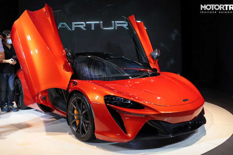 Xe được trang bị bộ mâm 19 inch phía trước, kết hợp với lốp Pirelli P. Zero Corza, kích thước 235/35 ZR19, mâm sau 20 inch, lốp 295/35 R20. Đây là bộ lốp được làm riêng cho Artura, có hệ thống Pirelli Cyber Tire giúp theo dõi và đánh giá tình trạng lốp.