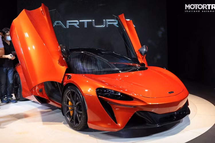 Xe được trang bị bộ mâm 19 inch phía trước, kết hợp với lốp Pirelli P. Zero Corza, kích thước 235/35 ZR19, mâm sau 20 inch, lốp 295/35 R20. Đây là bộ lốp được làm riêng cho Artura, có hệ thống Pirelli Cyber Tire giúp theo dõi và đánh giá tình trạng lốp.