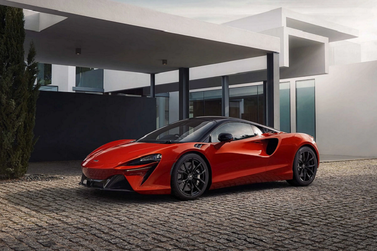 Kích thước dài x rộng x cao của McLaren Artura lần lượt là 4.539 x 1.913 x 1.193, trục cơ sở 2.640 mm, khối lượng ướt của xe ở mức 1.498 kg.