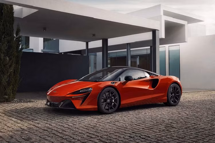 Kích thước dài x rộng x cao của McLaren Artura lần lượt là 4.539 x 1.913 x 1.193, trục cơ sở 2.640 mm, khối lượng ướt của xe ở mức 1.498 kg.