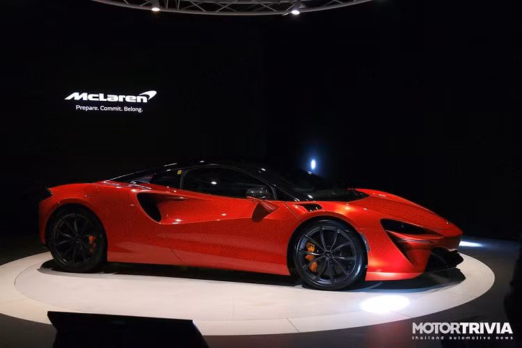 Siêu xe McLaren Artura là mẫu coupe thể thao 2 cửa, 2 chỗ ngồi, được phát triển trên nền tảng nhẹ mới của hãng xe Anh quốc, có tên MCLA (McLaren Carbon Lightweight Architecture.