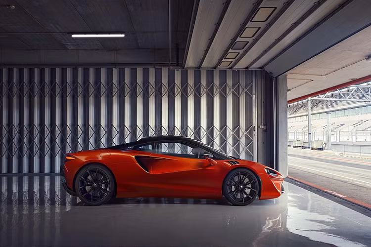 Tổng sức mạnh của xe đạt 670,7 mã lực, mô-men xoắn cự đại 719 Nm, redline lên đến 8.500 vòng/phút. McLaren Artura có khả năng tăng tốc 0-100 km/h trong 2,9 giây, 0-200 km/h trong 8,3 giây trước khi đạt tốc độ tối đa 330 km/h.