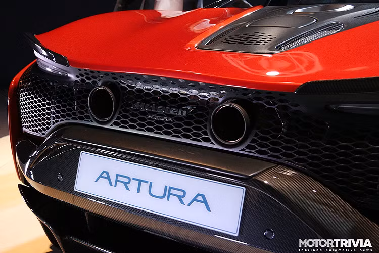 Ở chế độ chạy hoàn toàn bằng điện, xe có thể di chuyển quãng đường 30,5 km, tốc độ tối đa 130 km/h, tỷ lệ phát thải của mẫu xe thể thao này là 129 g/km. Những trang bị tiêu chuẩn có trên McLaren Artura gồm bộ vi sai điện tử E-diff, hệ thống phanh gốm carbon với đĩa phanh trước 390 mm, kẹp phanh 6 piston và đĩa sau 380 mm với kẹp phanh 4 piston.