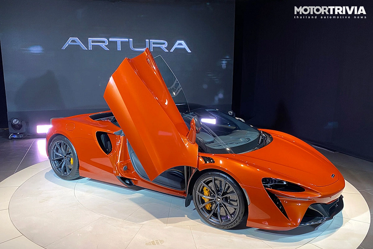 Artura có động cơ đặt giữa phía sau, hệ dẫn động cầu sau. Nền tảng MCLA được thiết kế lại hoàn toàn bởi các kỹ sư tại Trung tâm Công nghệ McLaren Composites và mất 4 năm để phát triển.