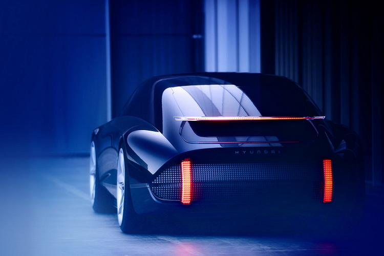 Với kích cỡ tương đồng một mẫu sedan hạng D như Hyundai Sonata, Ioniq 6 sử dụng chung nền tảng eGMP với "người anh em" Ioniq 5. Cả hai đều khai thác bộ pin 73 kW, đi kèm tuỳ chọn 2 cấu hình sức mạnh khác nhau.