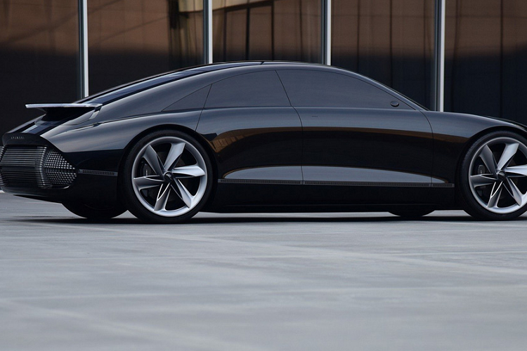 Theo thông tin được chính Hyundai công bố, hãng xe Hàn Quốc dự kiến sẽ bán ra những chiếc Ioniq 6 tại Mỹ vào năm 2022. Trong khi đó, mẫu SUV thuần điện Ioniq 7 sẽ ra mắt thị trường sau đó 2 năm - vào khoảng năm 2024.