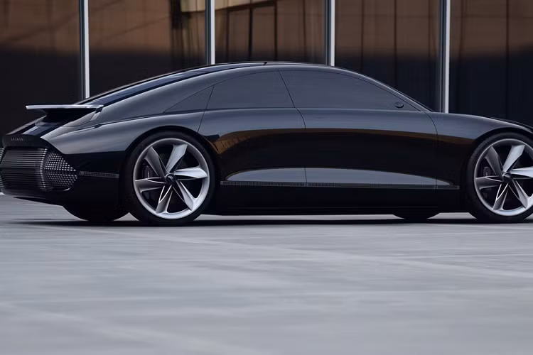 Theo thông tin được chính Hyundai công bố, hãng xe Hàn Quốc dự kiến sẽ bán ra những chiếc Ioniq 6 tại Mỹ vào năm 2022. Trong khi đó, mẫu SUV thuần điện Ioniq 7 sẽ ra mắt thị trường sau đó 2 năm - vào khoảng năm 2024.