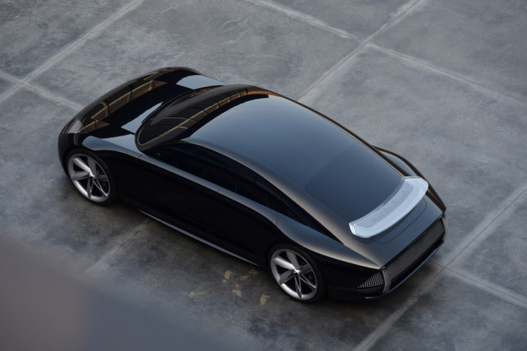 Phiên bản thấp cấp của Hyundai Ioniq 6 hoàn toàn mới sử dụng một động cơ điện, cho công suất cực đại 215 mã lực (tương đương 160 kW hoặc 218 PS), trong khi trên biến thể cao cấp hơn, xe được trang bị hai mô-tơ điện, có thể giúp Ioniq 6 đạt sức mạnh 308 mã lực (khoảng 230 kW hoặc 313 PS).