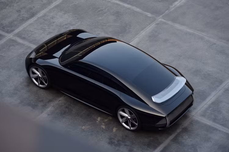 Phiên bản thấp cấp của Hyundai Ioniq 6 hoàn toàn mới sử dụng một động cơ điện, cho công suất cực đại 215 mã lực (tương đương 160 kW hoặc 218 PS), trong khi trên biến thể cao cấp hơn, xe được trang bị hai mô-tơ điện, có thể giúp Ioniq 6 đạt sức mạnh 308 mã lực (khoảng 230 kW hoặc 313 PS).