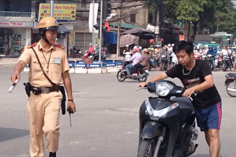 Nguoi di xe may khong doi MBH se bi phat toi 600.000 dong?