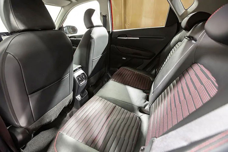 Về an toàn, Kia Sonet 2021 ở mức khá tốt giống Seltos với những trang bị gồm: hệ thống phanh ABS/BA/EBD, cân bằng điện tử ESC, cảm biến đỗ trước/sau, cảm biến áp suất lốp, móc khóa an toàn Isofix cho ghế trẻ em, 2-6 túi khí tùy phiên bản...