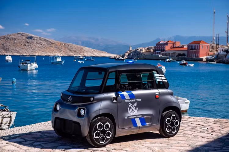 Ngoài ra theo cam kết với chính phủ Hy Lạp về việc chuyển đổi năng lượng xanh cho Halki, Citroën cũng sẽ mang đến cho người dân trên đảo và các doanh nghiệp địa phương cơ hội mua xe 4 bánh chạy điện, xe du lịch và xe thương mại không phát thải với “quyền sử dụng miễn phí tất cả những công nghệ tiên tiến và ứng dụng kết nối mà họ kết hợp vào xe”.
