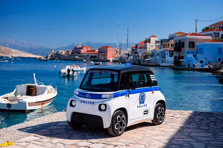 Các hòn đảo Hy Lạp, một địa điểm du lịch mùa hè đáng đến của châu Âu, đang ngày càng trở nên phổ biến đối với những dự án thân thiện môi trường bao gồm xe điện. Vài tháng sau khi một loạt các chiếc xe điện Volkswagen ID.3 và ID.4 cập bến đảo Astypalaia để gia nhập vào chương trình chính phủ, giờ đến lượt nhà sản xuất xe ôtô Pháp Citroën cung cấp loạt xe điện của mình tới đảo Halki (còn gọi là Chalce hoặc Chalki) ở Biển Aegean. Trong số đó sẽ có một chiếc Ami tí hon, và nó có lẽ sẽ là chiếc xe cảnh sát chạy chậm nhất trên thế giới.