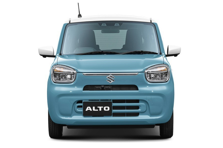 Không chỉ rộng rãi hơn, mẫu xe giá rẻ này còn được cải tiến thiết kế ngoại thất. Thuộc phân khúc kei car tại Nhật Bản, Suzuki Alto 2022 được trang bị lưới tản nhiệt cỡ nhỏ hơn trước, 2 cụm đèn pha khá lớn và hốc gió trung tâm rộng. Ngoài ra, nằm giữa 2 đèn pha còn có nẹp mạ crôm mới, nối liền với logo của hãng Suzuki.