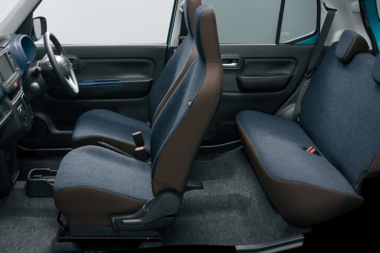 Ở bên sườn, Suzuki Alto 2022 được bổ sung bộ vành nhôm 14 inch với thiết kế 7 chấu mới, cửa sổ khá lớn và ốp gương ngoại thất sơn màu giống nóc xe. Vòng về phía sau, chúng ta sẽ thấy cụm đèn hậu nằm dọc, ôm lấy hai góc đuôi xe và cản sau có thiết kế đơn giản.