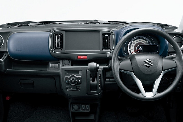 Bên trong Suzuki Alto 2022 là không gian nội thất với 2 hàng ghế. Vì là xe giá rẻ, xe chỉ có ghế bọc nỉ màu xanh đậm và không hề đi kèm bệ tì tay trung tâm. Ngoài ra, xe cũng không có phanh tay điện tử và tính năng tự động giữ phanh tạm thời như nhiều mẫu xe đang bán trên thị trường. Thay vào đó, xe vẫn dùng phanh tay chỉnh cơ truyền thống.