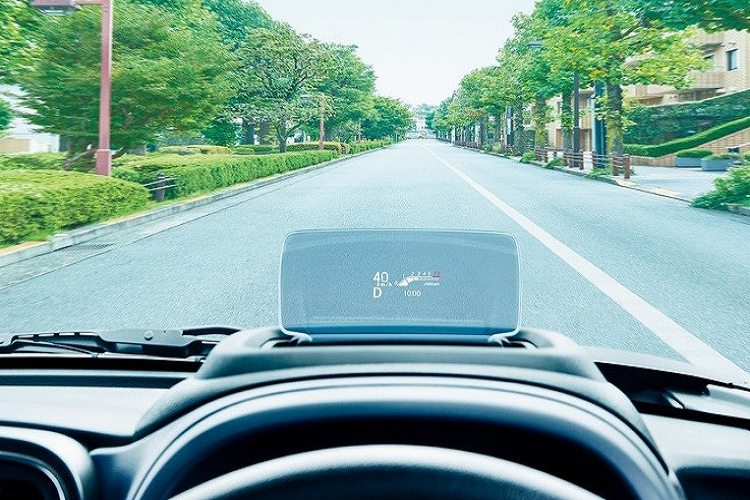 Tuy nhiên, xe cũng được trang bị vô lăng mới, tích hợp phím chỉnh âm lượng hoặc kết nối Bluetooth. Đằng sau vô lăng, bảng đồng hồ có thêm màn hình LCD nhỏ nằm ngang, tạo cảm giác phức tạp hơn.