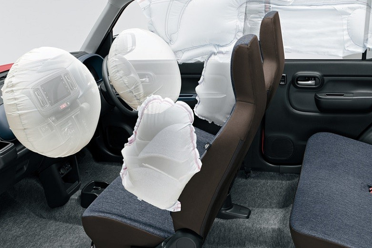 Tại thị trường Nhật Bản, Suzuki Alto 2022 có những trang bị tùy chọn như màn hình thông tin giải trí 7 inch, hỗ trợ kết nối với điện thoại thông minh và Bluetooth. Thêm vào đó là đèn pha LED, kính màu khói, kính chống tia UV, màn hình hiển thị thông tin kính lái, camera lùi, điều hòa tự động tích hợp lọc không khí và gương trang điểm ở ghế lái.