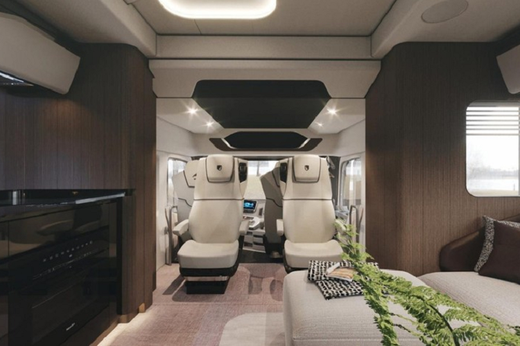 Để tối đa hóa vẻ tao nhã, Dembell đã giấu đi tất cả những phần lồi lõm và kém thẩm mỹ như khung cửa và sử dụng bản lề ẩn. Mẫu motorhome này là một ví dụ về kỹ thuật sáng tạo, ví dụ hệ thống sưởi trung tâm được thiết kế giống như trong một ngôi nhà bình thường. Nó cung cấp hệ thống sưởi và tản nhiệt dưới sàn, cũng như cửa sổ bên và cửa sổ trần được sưởi ấm bề mặt.