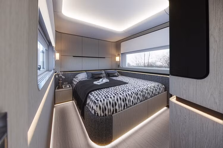 Biệt thự di động Dembell thậm chí còn cho bạn cơ hội tạo nên chiếc xe độc quyền và chọn cấu hình theo nhu cầu cụ thể của bạn. Bất kể bạn chọn xe ra sao, ba phiên bản nói trên đều có sẵn đối với “du thuyền trên cạn” này. Đương nhiên, mỗi phiên bản sẽ đi kèm với nhiều trang bị tiêu chuẩn khác.