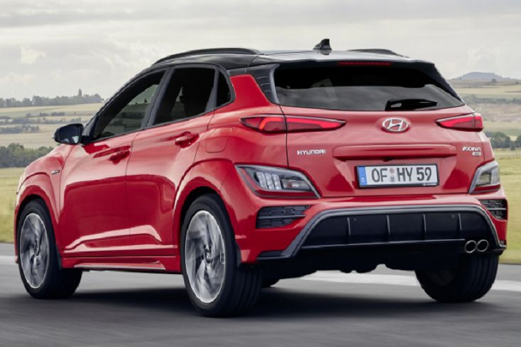 Động cơ diesel Smartstream 1.6L với công nghệ hybrid cỡ nhỏ 48 volt cũng được trang bị. Hệ thống truyền động này có công suất 134 mã lực và kết hợp với hộp số ly hợp kép 7 cấp đi kèm hộp số sàn 6 cấp độ (6iMT) của Hyundai. Giá xe Hyundai Kona 2021 tại Malaysia hiện hành dao động từ 645 triệu đến 800 triệu đồng cho bản nhập khẩu nguyên chiếc từ Hàn Quốc. Trong khi đó, ở thị trường Việt, Hyundai Kona lắp ráp ở nhà máy ở Ninh Bình có giá bán từ 636 - 750 triệu đồng.